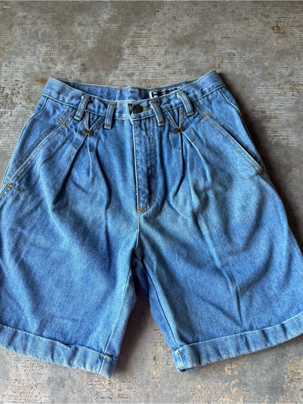 Vintage Women's Blue Pleated Denim Mom Jean Shorts
